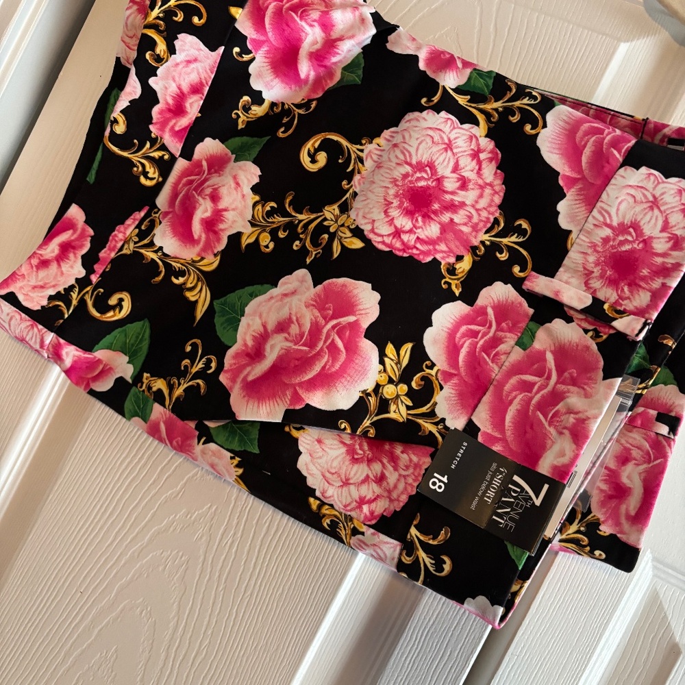 7th Avenue New York & Company pink floral shorts